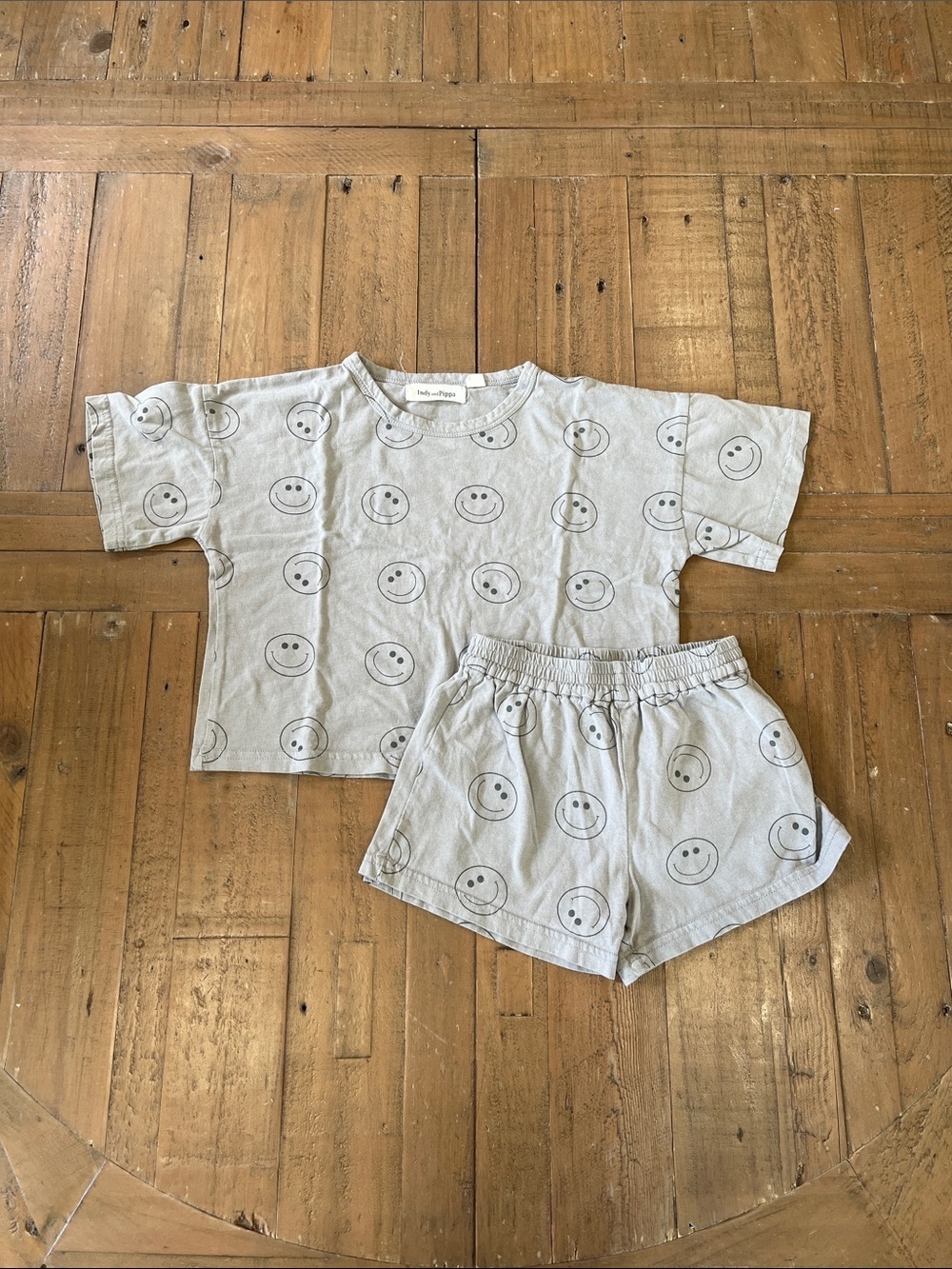 Indy & pippa gray smiley face print top and shorts set 3T